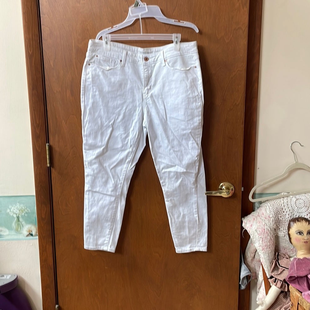 Signature Levi white cropped jeans